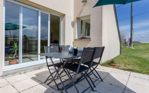 Neptune: Propriété, Bâtiment, Table, Plante, Fenêtre, Chaise, Bleu Azur, Ombre, Mobilier De Jardin, Architecture