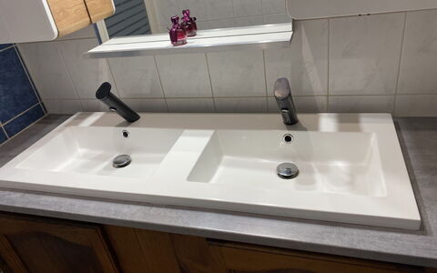 Entre Mer et Campagne 3: Robinet, Luminaire Plomberie, Évier, Propriété, Lavabo, Bois, Design Intérieur, Rectangle, Salle De Bains, Sol