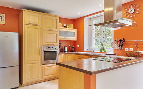 Le Lanchon: Cabinetry, Evier, Comptoir, Évier, Meubles, Robinet, Appareil De Cuisine, Cuisinière, Électroménager, Cuisine