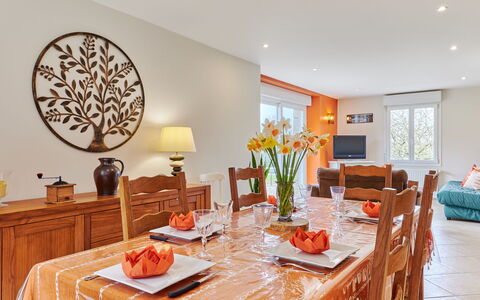 Le Lanchon: Table, Meubles, Fleur, Propriété, Plante, Cabinetry, Décoration, Design Intérieur, Orange, Architecture