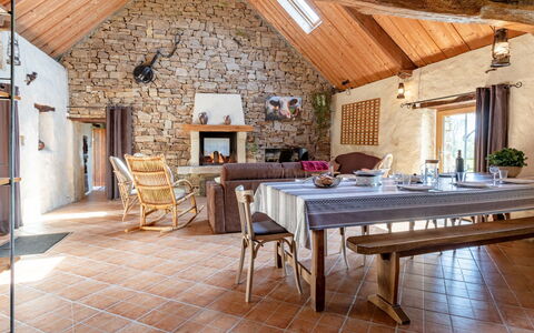 La Bergerie: Table, Meubles, Propriété, Bois, Design Intérieur, Sol, Sol, Dur, Fenêtre, Faisceau
