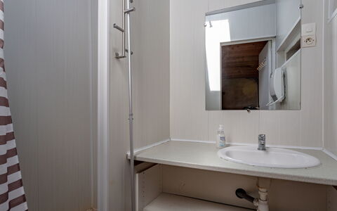 La Bergerie: Miroir, Évier, Robinet, Lavabo, Luminaire Plomberie, Bâtiment, Salle De Bains, Bois, Design Intérieur