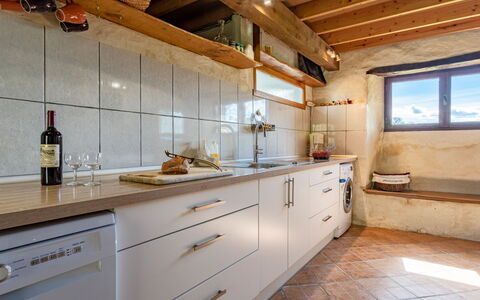 La Bergerie: Cabinetry, Comptoir, Meubles, Robinet, Bois, Fenêtre, Tiroir, Design Intérieur, Sol, Cuisine