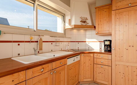 Le Saint Germ: Marron, Comptoir, Cabinetry, Évier, Robinet, Evier, Meubles, Propriété, Bâtiment, Cuisine
