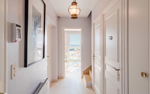 Le Saint Germ: Propriété, Éclairage, Bois, Design Intérieur, Bâtiment, Porte, Salle, Maison, Sol