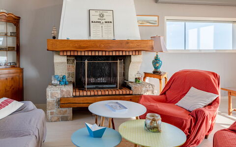 Le Saint Germ: Meubles, Table, Propriété, Canapé, Produit, Bois, Fenêtre, Salon, Design Intérieur, Sol
