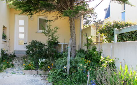 La Plage: Plante, Fleur, Bâtiment, Propriété, Fenêtre, Lot Terre, Maison, Porte, Végétation, Biome