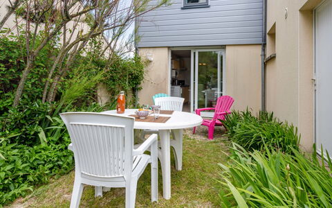 La Plage: Plante, Meubles, Propriété, Bâtiment, Table, Chaise, Bois, Lot Terre, Architecture, Maison