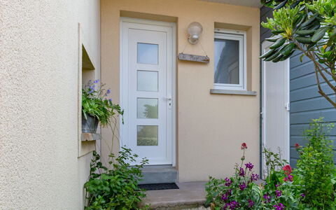 La Plage: Plante, Propriété, Bâtiment, Fleur, Fenêtre, Bois, Porte, Mur, Façade