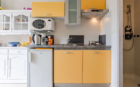 La Plage: Cabinetry, Comptoir, Appareil De Cuisine, Cuisinière, Cuisine, Bureau D'Ordinateur, Électroménager, Bâtiment, Sol, Principaux Appliance