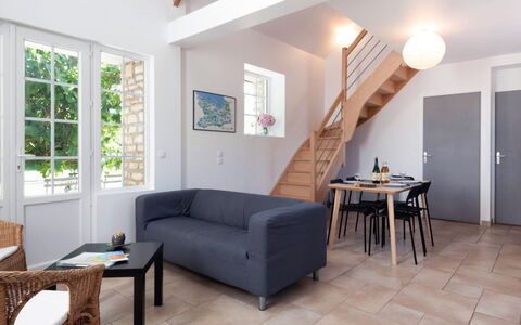 De Malau: Meubles, Table, Propriété, Canapé, Fenêtre, Bois, Confort, Design Intérieur, Bâtiment, Plante