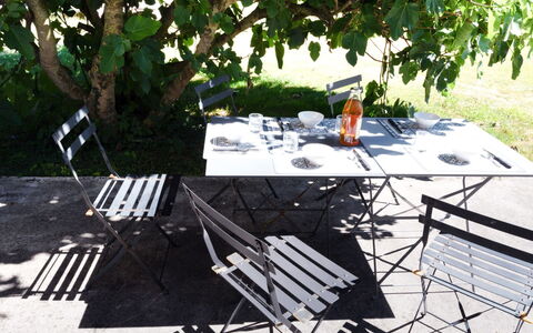 De Malau: Table, Plante, Mobilier De Jardin, Ombre, Chaise, Ligne, Design Urbain, Tableau De Plein Air, Arbre, Teintes Et Ombres