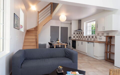 De Malau: Meubles, Propriété, Canapé, Table, Cabinetry, Confort, Design Intérieur, Bois, Salon, Bâtiment