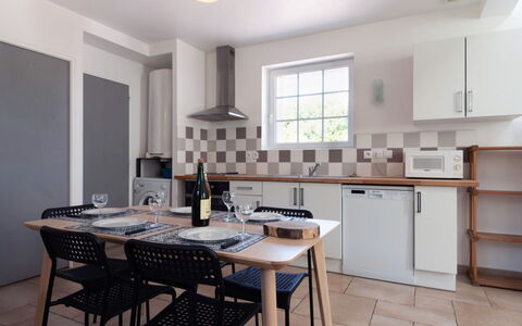 De Malau: Table, Cabinetry, Meubles, Propriété, Fenêtre, Comptoir, Bois, Design Intérieur, Éclairage
