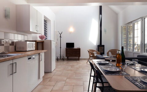 De Malau: Table, Meubles, Bâtiment, Cabinetry, Cuisine, Chaise, Bois, Comptoir, Fenêtre, Maison