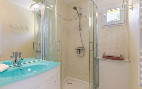 Les Oliviers: Tete De Douche, Luminaire Plomberie, Robinet, Propriété, Bar De Douche, Douche, Évier, Porte De Douche, Salle De Bains, Panneau De Douche