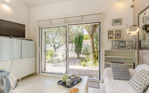 Les Oliviers: Plante, Design Intérieur, Sol, Sol, Salon, Plante D'Appartement, Immobilier, Ombre, Bois, Confort