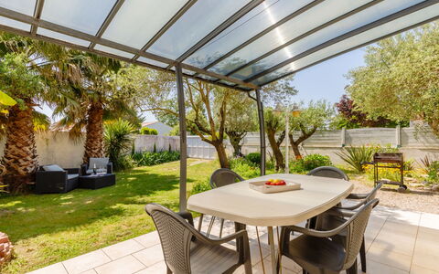 Les Oliviers: Plante, Meubles, Propriété, Table, Bâtiment, Chaise, La Nature, Ombre, Design Intérieur, Mobilier De Jardin