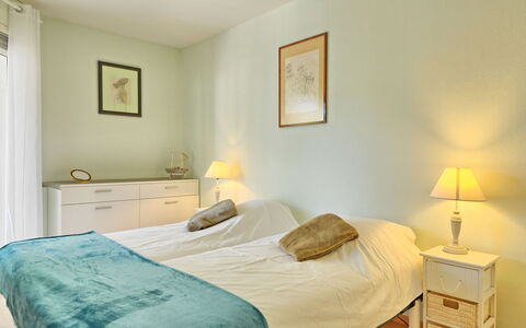 Mariza: Meubles, Propriété, Cadre, Confort, Bois, Bâtiment, Éclairage, Textile, Design Intérieur, Sol