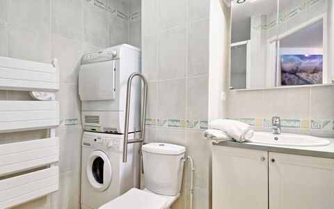Mariza: Miroir, Luminaire Plomberie, Robinet, Propriété, Armoire De Toilette, Évier, Lavabo, Cabinetry, Salle De Bains, Violet