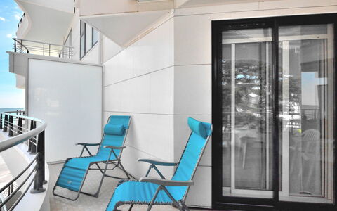 Mariza: Meubles, Bâtiment, Chaise, Design Intérieur, Sol, Porte, Ligne, Sol, Bois, Salon