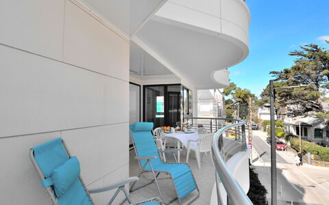 Mariza: Propriété, Ciel, Design Intérieur, Ombre, Chaise, Ligne, Design Urbain, Condominium, Arbre, Loisir