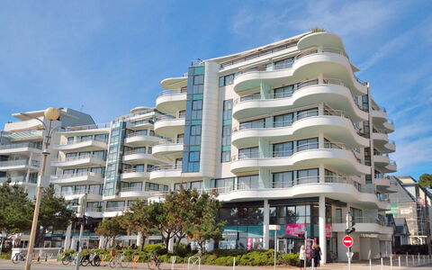 Mariza: Ciel, Nuage, Bâtiment, Propriété, Fenêtre, Maison, Bloc Tour, Arbre, Condominium, Design Urbain