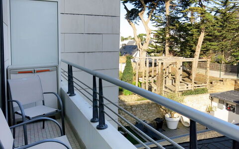 Mariza: Propriété, Plante, Bâtiment, Ombre, Chaise, Arbre, Design Intérieur, Clôture, Maison, Ligne