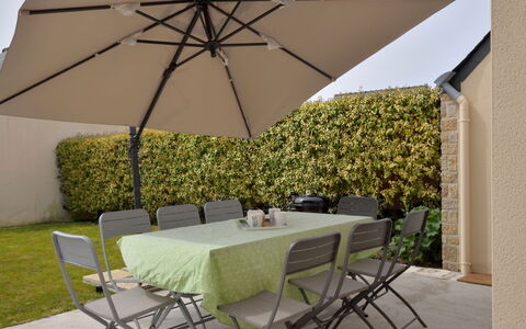 Les Volets Bleus: Table, Meubles, Plante, Propriété, Chaise, Bâtiment, Ombre, Parapluie, Mobilier De Jardin, Tableau De Plein Air