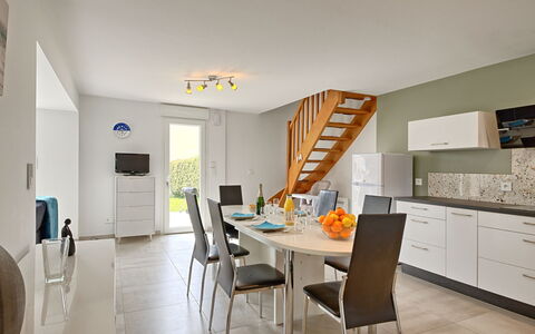 Les Volets Bleus: Meubles, Propriété, Table, Cabinetry, Chaise, Bois, Orange, Design Intérieur, Sol, Sol