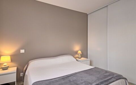 Les Volets Bleus: Meubles, Propriété, Confort, Bois, Éclairage, Textile, Design Intérieur, Ombre, Sol, Bâtiment