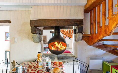Les Trois Baudets: Propriété, Vaisselle, Comptoir, Bois, Orange, Design Intérieur, Table, Bâtiment, Éclairage, Sol