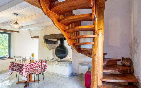 Les Trois Baudets: Bâtiment, Propriété, Meubles, Table, Bois, Fenêtre, Design Intérieur, Faisceau, Sol, Sol
