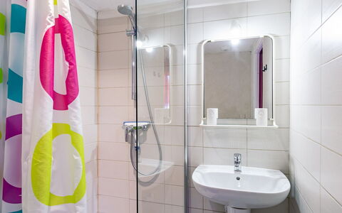 Les Trois Baudets: Luminaire Plomberie, Évier, Propriété, Robinet, Bâtiment, Miroir, Violet, Salle De Bains, Lavabo