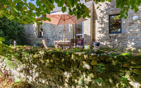 Les Trois Baudets: Plante, Bâtiment, Fenêtre, Végétation, Arbre, Biome, Herbe, Maison, Couverture De Sol, Chalet