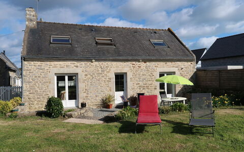 Ty Breiz: Plante, Nuage, Ciel, Bâtiment, Fenêtre, Maison, Lot Terre, Herbe, Immobilier, Chalet