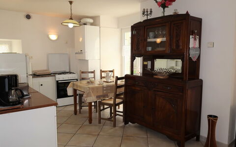 Ty Breiz: Propriété, Meubles, Bâtiment, Cabinetry, Table, Bois, Design Intérieur, Sol, Maison, Sol