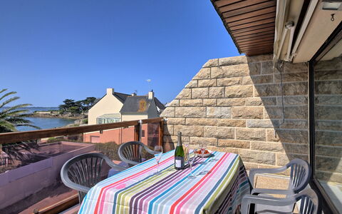 Belle Vue Mer et Groix: Ciel, Bâtiment, Meubles, Table, Chaise, Mobilier De Jardin, Bois, Maison, Ombre, Loisir