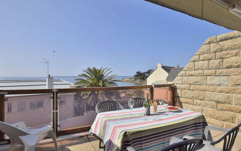 Belle Vue Mer et Groix: Ciel, Propriété, Meubles, Table, Ombre, Chaise, Mobilier De Jardin, Tableau De Plein Air, Design Intérieur, Bâtiment