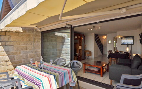 Belle Vue Mer et Groix: Table, Meubles, Propriété, Bâtiment, Chaise, Design Intérieur, Fenêtre, Sol, Ombre, Confort