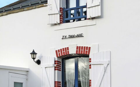 Ty Tan-Nie: Plante, Ciel, Bâtiment, Propriété, Fenêtre, Porte, Bleu Azur, Bois, Architecture