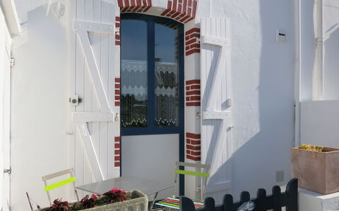 Ty Tan-Nie: Propriété, Bâtiment, Porte, Bois, Maison, Fenêtre, Façade, Drapeau, Plafond, Accueil Porte