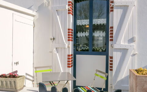 Ty Tan-Nie: Propriété, Plante, Porte, Drapeau, Design Intérieur, Chaise, Plante D'Appartement, Sol, Bois, Bâtiment