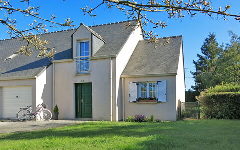 Ar Mimoza: Ciel, Plante, Roue, Bâtiment, Jour, Vélo, Propriété, Fenêtre, Porte