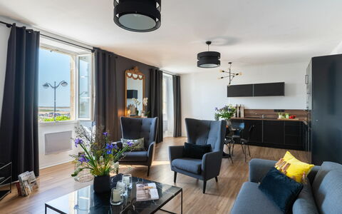 Raffinement, Confort et Vue Mer: Plante, L'Eau, Propriété, Meubles, Bâtiment, Table, Fenêtre, Bleu Azur, Chaise, Design Intérieur