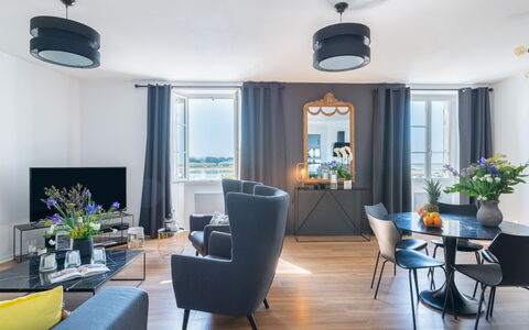 Raffinement, Confort et Vue Mer: Plante, L'Eau, Propriété, Meubles, Bâtiment, Table, Fenêtre, Bleu Azur, Chaise, Design Intérieur
