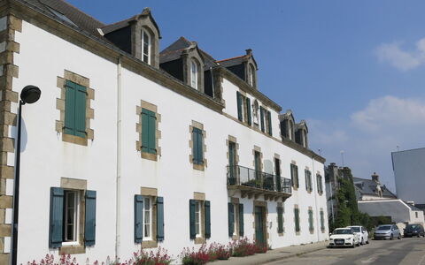 Raffinement, Confort et Vue Mer: Plante, L'Eau, Propriété, Meubles, Bâtiment, Table, Fenêtre, Bleu Azur, Chaise, Design Intérieur