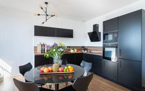 Raffinement, Confort et Vue Mer: Plante, L'Eau, Propriété, Meubles, Bâtiment, Table, Fenêtre, Bleu Azur, Chaise, Design Intérieur