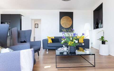 Raffinement, Confort et Vue Mer: Plante, L'Eau, Propriété, Meubles, Bâtiment, Table, Fenêtre, Bleu Azur, Chaise, Design Intérieur