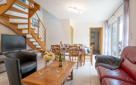 Gîte des Perdrix: Meubles, Table, Propriété, Bois, Design Intérieur, Éclairage, Orange, Chaise, Sol, Sol